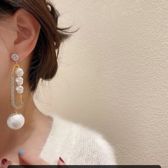 ๐ Big Pin Gold Tone Pearl Earrings - Picture 2 of 6